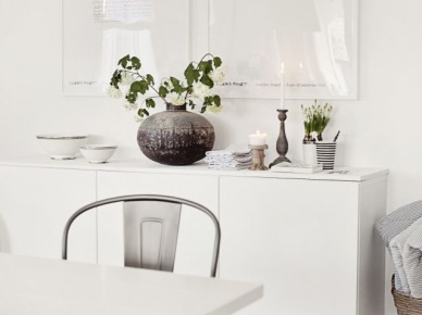 Biała wisząca komoda w nowoczesnej jadalni w stylu skandynawskim (27437)