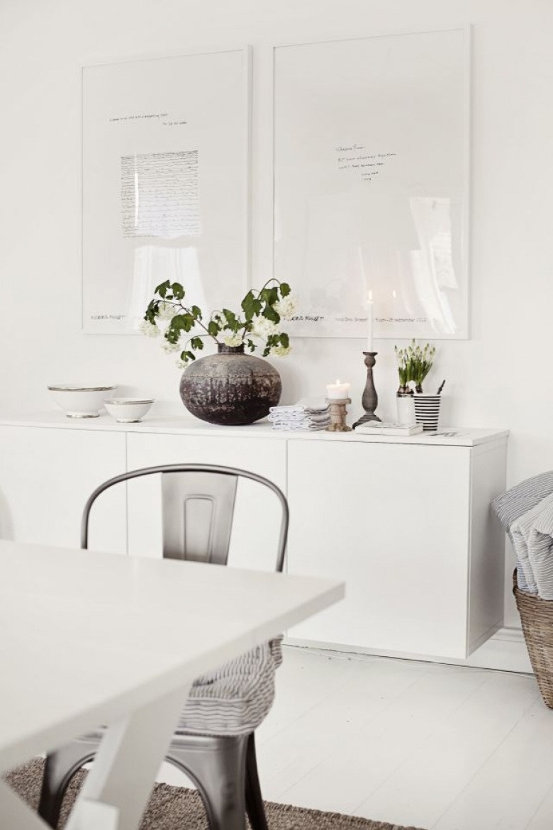 Biała wisząca komoda w nowoczesnej jadalni w stylu skandynawskim (27437)