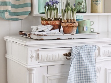 Białe meble vintage w wiosennej aranżacji kuchni w stylu rustykalnym (22313)