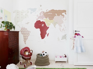 Naklejka-fototapeta z mapą świata na ścianie w pokoju dziecięcym z komodą z szufladkami (26530)