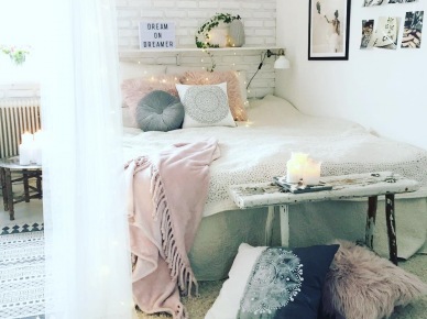 Mała romantyczna sypialnia wydzielona w pokoju (52178)