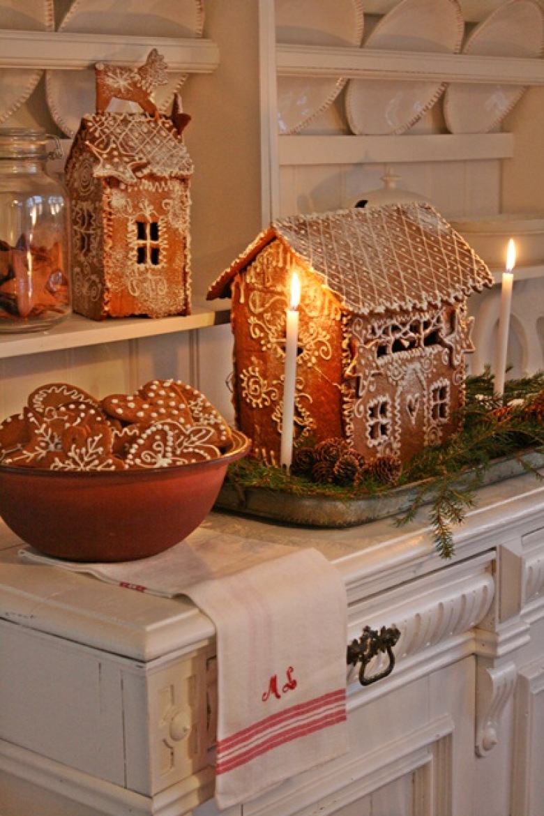 Piernikowe domki i gwiazdki w świątecznej dekoracji kuchni (19769)