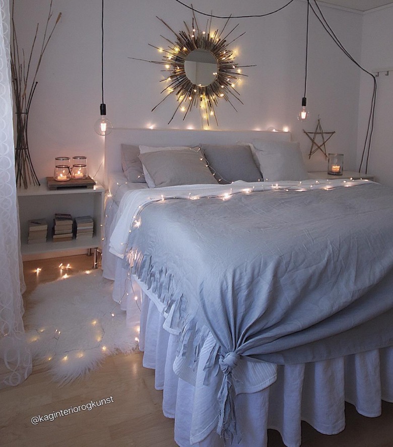 Świąteczna aranżacja sypialni jest bardzo klimatyczna i na pewno ma w sobie coś relaksującego. Główną rolę w wystroju odgrywają girlandy świetlne, z których jedną przełożono przez...