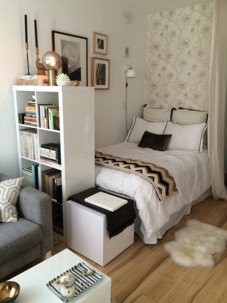 Strefę sypialnianą w pokoju dla nastolatka można łatwo wydzielić za pomocą regału. Mały pokój urządzono w rozświetlającej bieli. Wystrój urozmaica wzorzysta tapeta za...