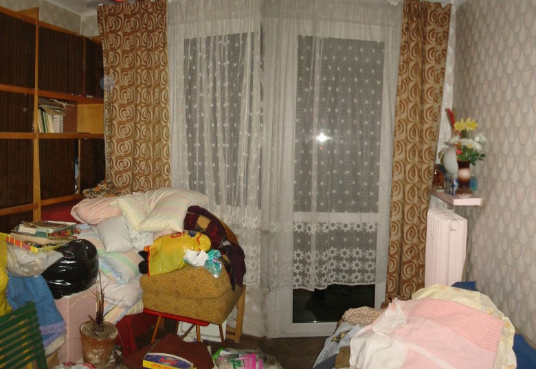 W sypialni before oprócz oczywistego nieporządku widać także stare meble, firany, zasłony, tapetę... Właścicielom...