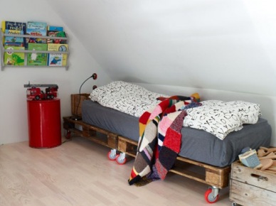 Łóżka , biurka i półi z drewnianych palet (24310)