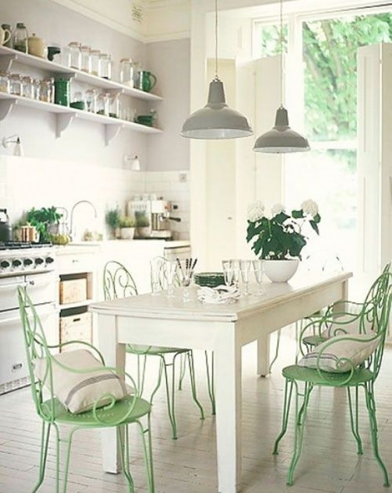 W biało-miętowej kuchni podłogę wyłożono drewnianymi deskami. Wnętrze jest bardzo eleganckie i nieco romantyczne przez krzesła z rzeźbionymi...