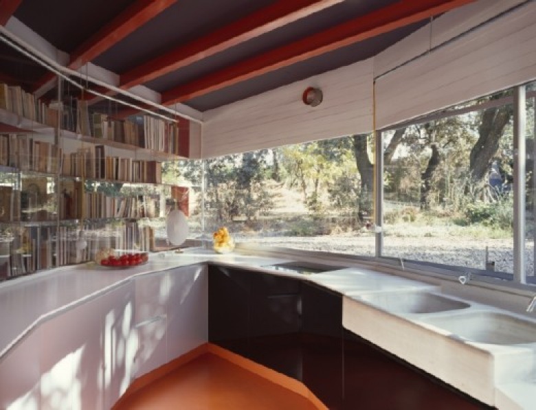  To jest niesamowity dom w geometrii prostej i nieregularnej, ze szklanymi ścianami od podłogi do sufitu, dachy...