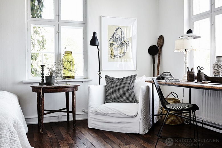 Biały fotel w spranej bawełnie,drewniany rustykalny stolik,ciemnobrązowa podłoga z drewna,plakaty i industrialne lampki i konsola-biurko (26565)