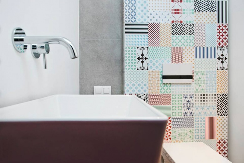 Oryginalna ściana w łazience tworzy nieco abstrakcyjną przestrzeń, nawiązującą do nowoczesnego klimatu. Dominująca szarość świetnie eksponuje wielobarwną mozaikę, która odważnie dekoruje...