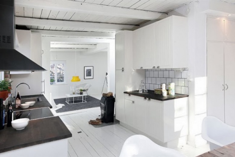 biały, nieduży domek w stylu skandynawskim, który zawiera w swojej aranżacji najmodniejsze, najświeższe trendy - białe...