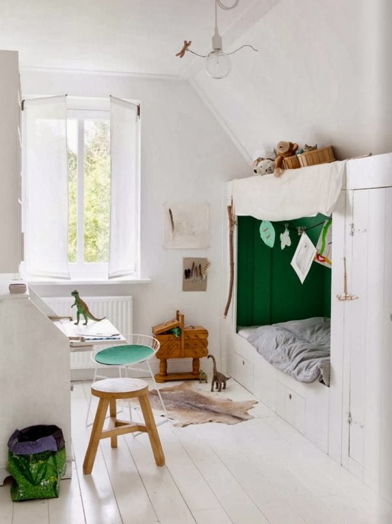 Niesamowicie oryginalne łóżko w pokoiku dziecięcym w skandynawskim stylu. Jest zarazem domkiem i kryjówką.