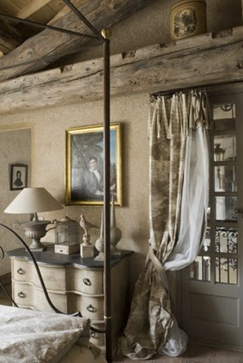 tak wyobrażam sobie typową prowansalska sypialnię - w starych murach z kamienia, może z surowym jasnym tynkiem,ale z...