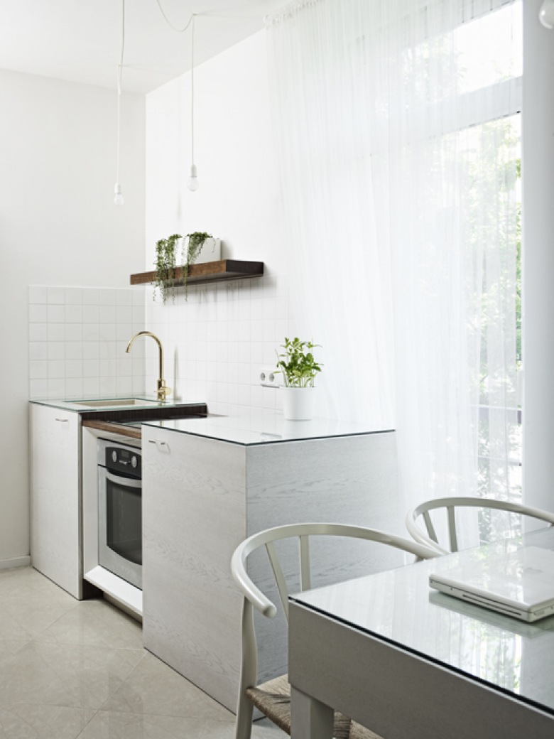 Biała kuchnia,biało-brązowe wnętrze,okładziny na scianę,orzechowe okleiny,orzech z połyskiem,nowoczesne wnetrze,jak urzadzić małe mieszkanie,eleganckie wnętrze (33787)