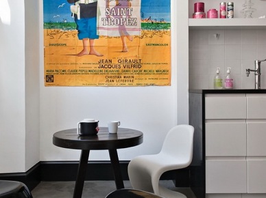 Kolorowy plakat filmowy na ścianie w kącku z zestawem mebli dziecięcych - stolik z krzesłami panton (26186)