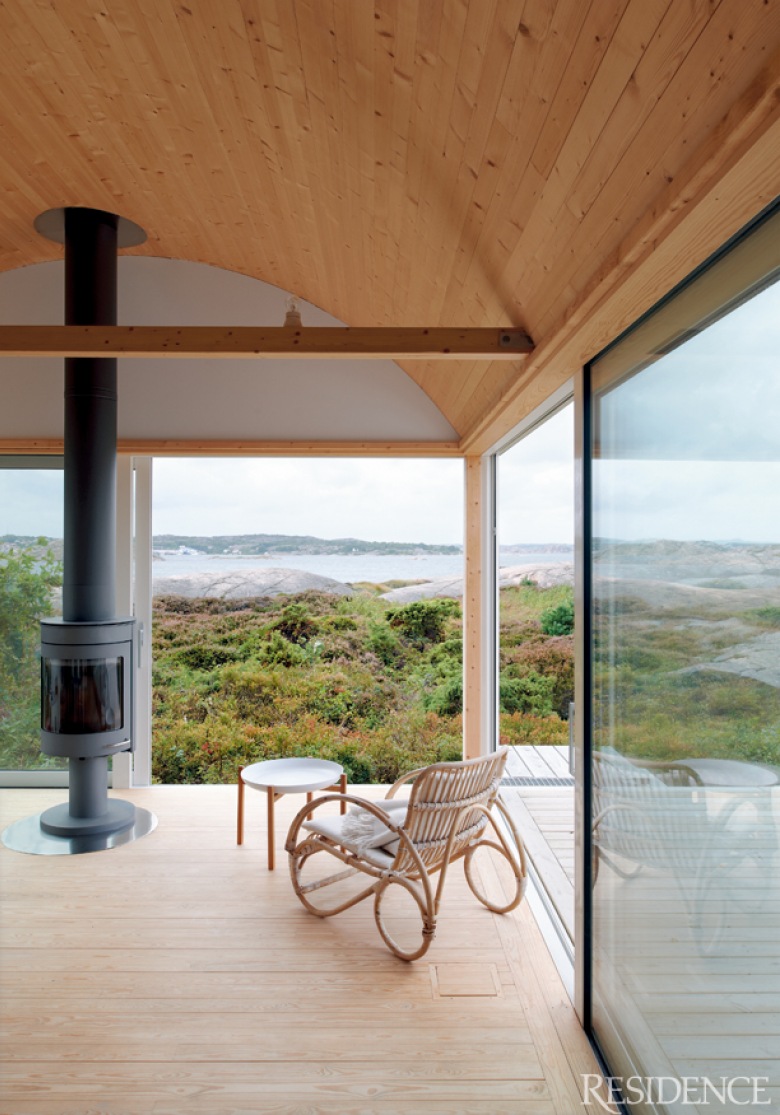piękny dom na fiordach - nowoczesny, pięknie wkomponowany w otoczenie skał i wody...