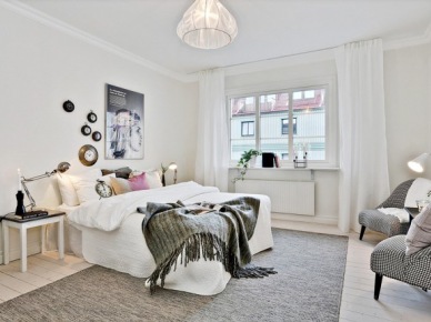 Foteliki z tapicerką w pepitkę,szary tkany dywan,nowoczesne grafiki i kolorowe poduszki na białym łóżku w sypialni skandynawskiej (27704)