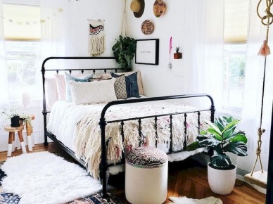 Kolorowa sypialnia z metalową ramą łóżka (55900)