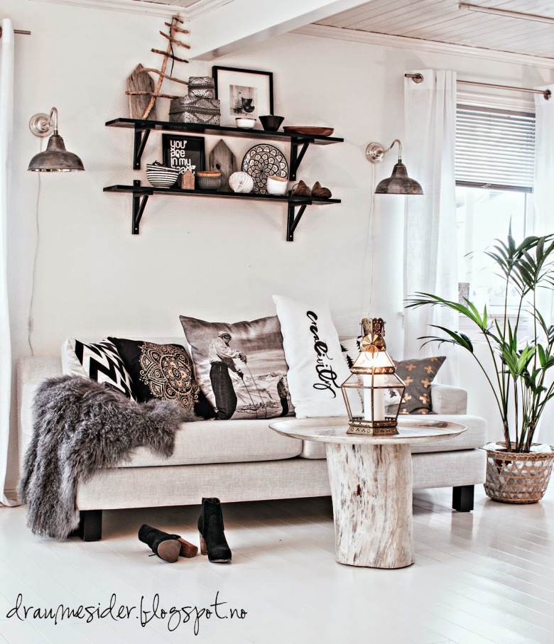 Biała podłoga i białe meble kojarzą się ze skandynawskim stylem, który połączono w salonie z rustykalnymi elementami,...