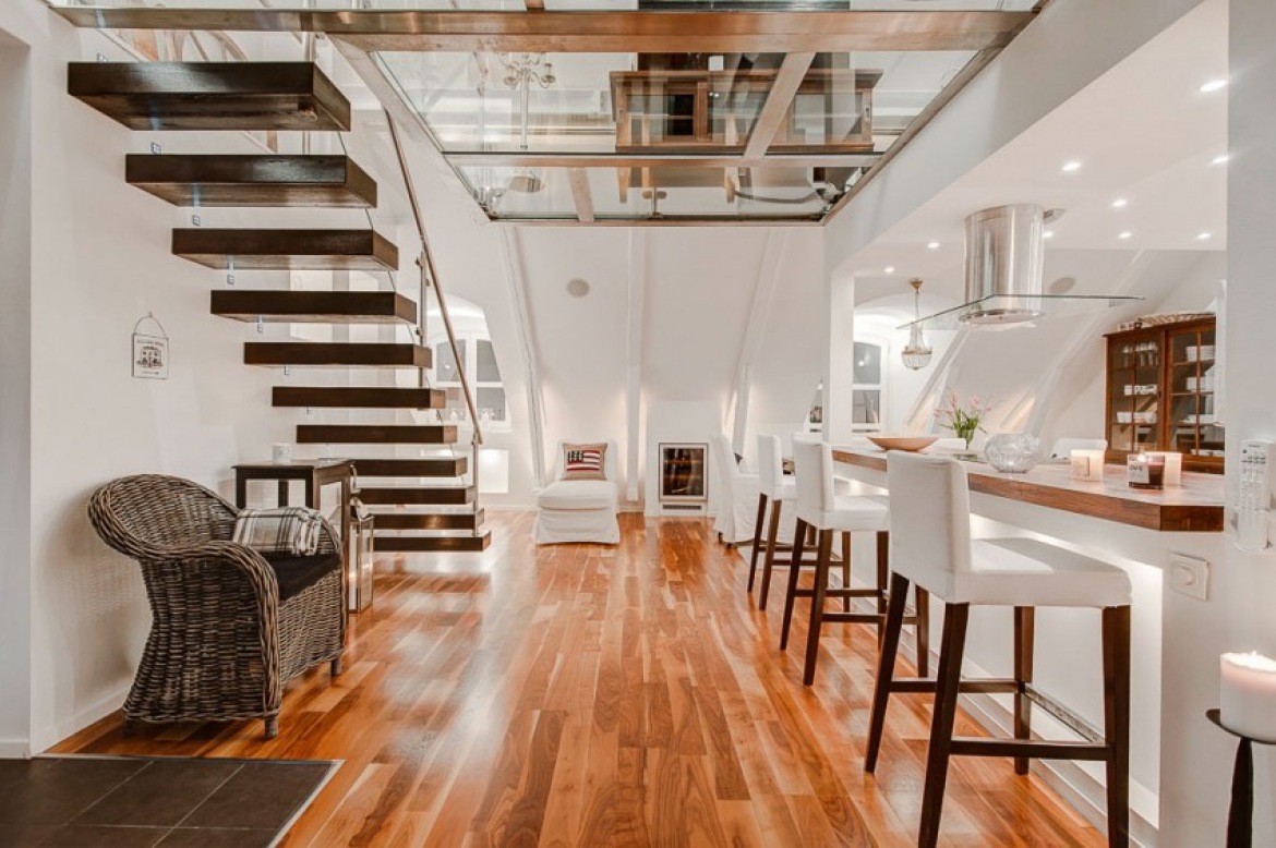 Szkło, drewniane nowoczesne schody i wiklina w otwartej aranżacji kuchni na poddaszu (22537)