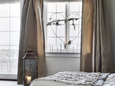 Metalowy lampion i druciane serce w świątecznej oprawie na oknie w szarej sypialni (20433)