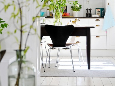 Drewniany ciemny stół w białej kuchni skandynawskiej (23449)