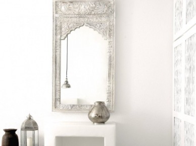 Marokańskie ozdobne lustro na ścianę,srebrne amforki,latarenki i lampiony i białe ażurowe parawany z orientalnymi wzorami (25655)