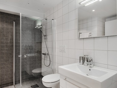 Dobrze urządzona  szaro-biała łazienka ze szklaną kabiną prysznicową (21198)