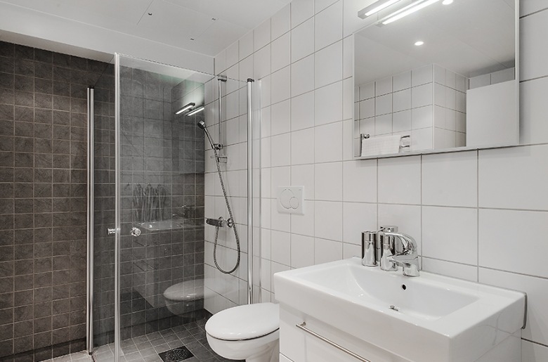 Dobrze urządzona  szaro-biała łazienka ze szklaną kabiną prysznicową (21198)