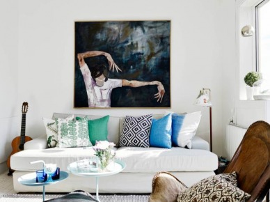 Nowoczesny obraz nad białą sofą w salonie,turkusowe i niebieskie poduszki,biało-czarna poduszka w stylu skandynawskim (26364)