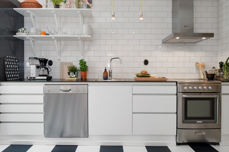 Biała glazurowana płytka cegiełka na ścianie w skandynawskiej kuchni w biało-czarnym kolorze (25883)