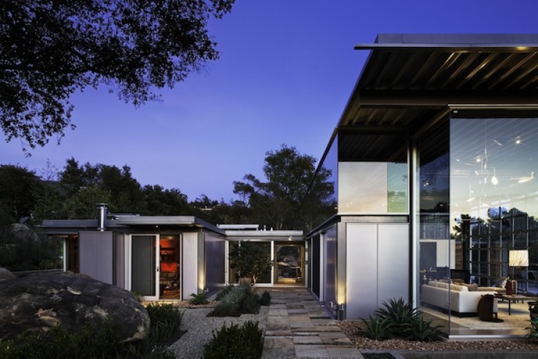 piękny, nowoczesny dom w Kalifornii , który urzeka ciekawą, otwartą architekturą. Wspaniale wkomponowany w krajobraz tworzy oryginalną przestrzeń wewnątrz i współgra z kaskadowym...