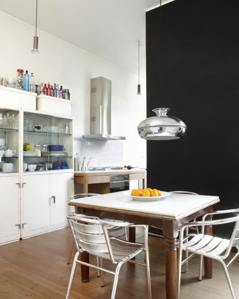 Kuchnia w lofcie,industrialna kuchnia,biało-czarna kuchnia,czarna ściana,srebrne lampy,metalowe krzesła (33820)