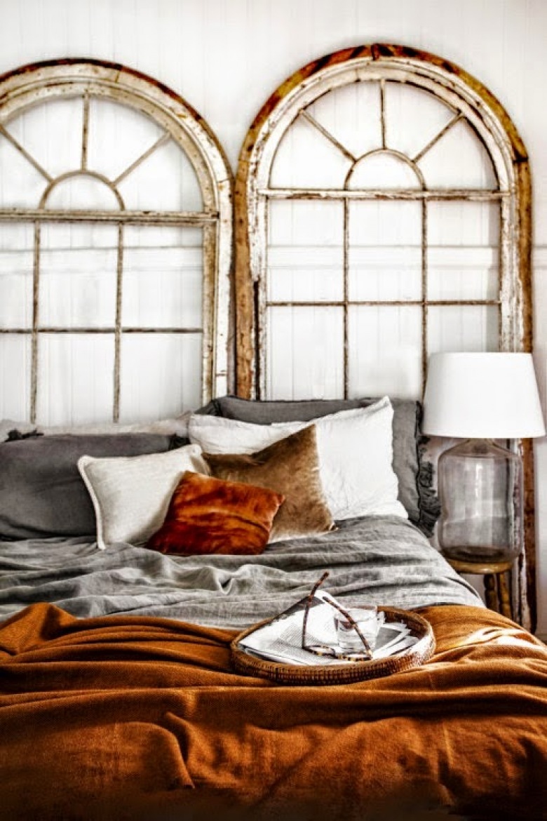 Sypialnia w stylu rustykalnym,sypialnia w stylu vintage,patynowwane dekoracyjne drzwi,szara pościel lniana,ruda narzuta,poduszki rude,pomarańczowe-rdzawe dekoracje w sypialni,szlana lampa stołowa,szara pościel z lnu,brązowe i pomarańczowe podus (38351)