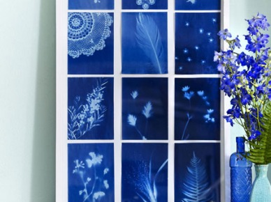 Dekoracyjna rama z drewna w ksztalcie okna z dekoracyjnymi grafikami w kolorze indygo (23936)