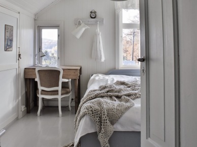 Skandynawska biała sypialnia z rustykalnymi detalami (27480)