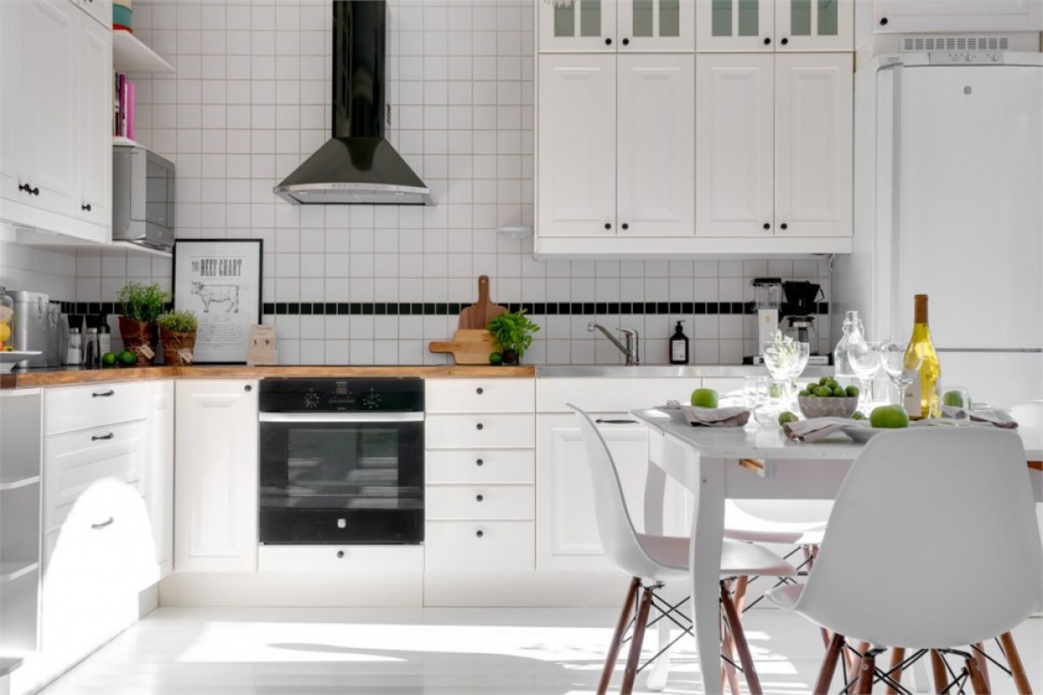 Czarny okap kuchenny,biała glazura na ścianie, biała podłoga i drewniane blaty w kuchni w stylu skandynawskim (28154)