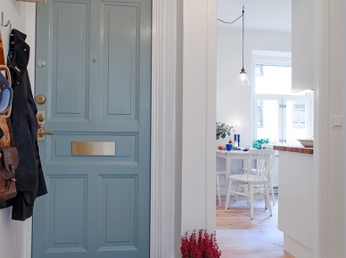 Niebieskie drzwi wejściowe do mieszkania (18422)