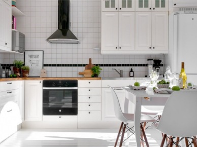 Czarny okap kuchenny,biała glazura na ścianie, biała podłoga i drewniane blaty w kuchni w stylu skandynawskim (28154)