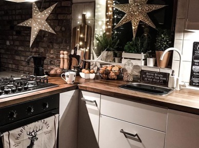 Świąteczne dekoracje w kształcie gwiazd w kuchni (55448)