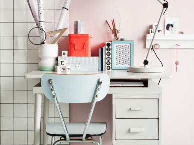 Małe szaro-niebieskie biurko i krzesło z metalową lampą w pastelowej aranżacji domowego kącika do biurowej pracy (26144)