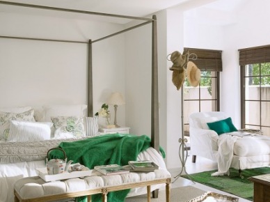Aranżacja modern francuskiej sypialni w biało-turkusowych kolorach (23594)