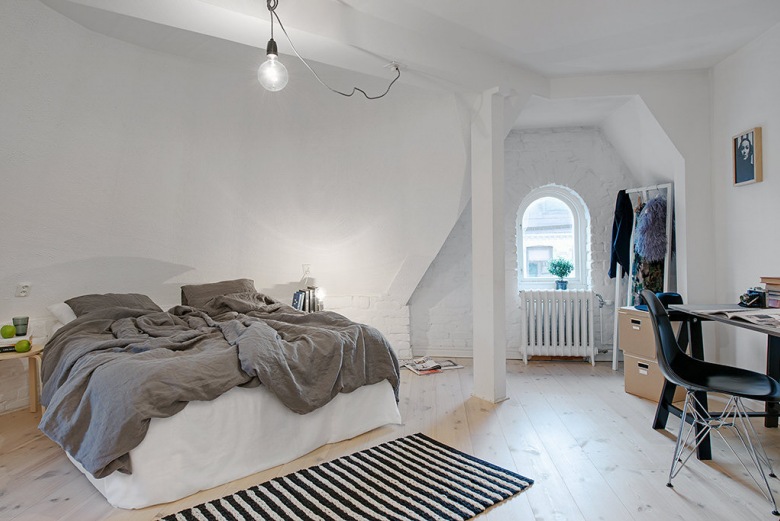 Skośna ściana z białej cegły w skandynawskiej sypialni na poddaszu (21132)