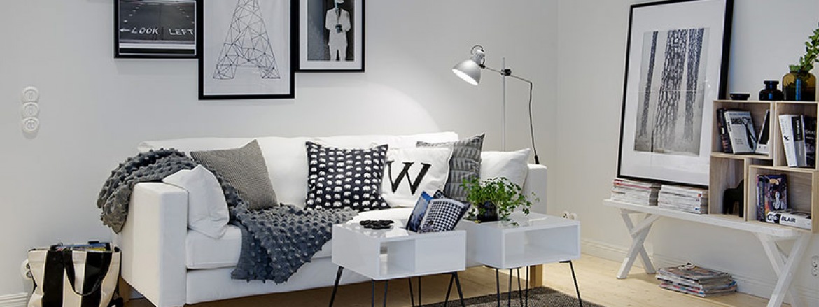Świetnie udekorowana sofa poduchami w geometryczne wzory i...