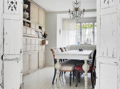 Prowansalskie drzwi vintage w białym wnętrzu jadalni z francuskimi meblami (21683)