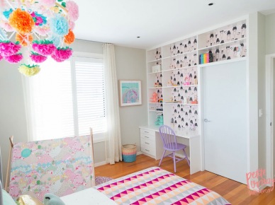 Pastelowa sypialnia dla dziewczynki z czarno – białą tapetą na ścianie (49370)