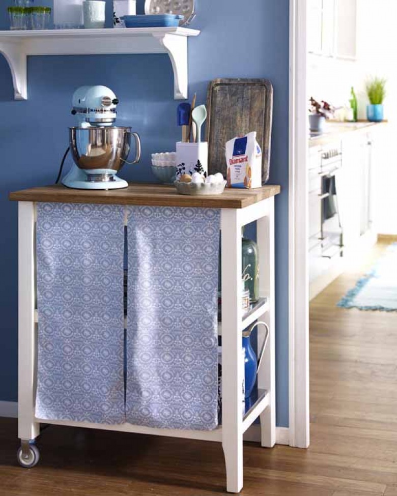Niebieska ściana w kuchni z bialymi meblami z drewnianymi blatami (23924)