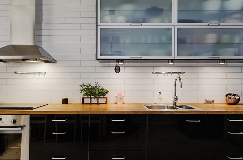 Nowoczesna czarno-biała kuchnia z przeszklonymi szafkami na ścianie (21174)