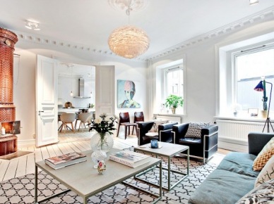 Przestronne stylowe mieszkanie w skandynawskim klimacie z efektowną grą świateł w salonie