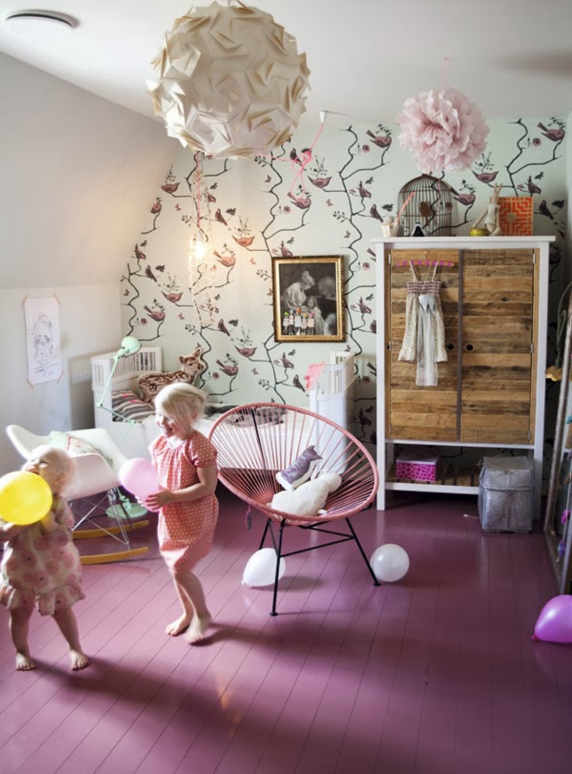 Różowa podloga i tapeta z ptakami w pokoju dziecięcym (21631)